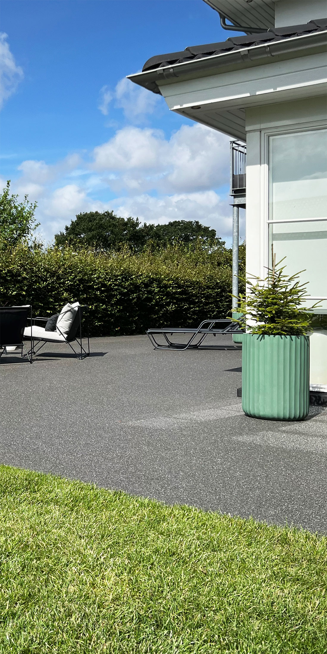 Terrasse med udendørs belægning med stentæppe bestående af naturstenen Riga fra Stonewalks GO-OUT serie